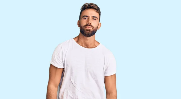 Jeune Homme Hispanique Portant Shirt Blanc Décontracté Avec Une Expression — Photo