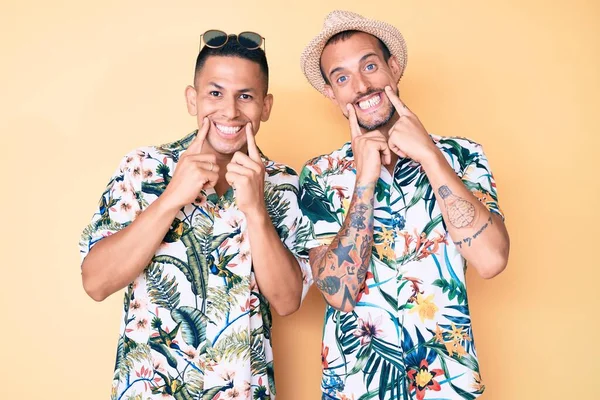 Jovem Gay Casal Dois Homens Vestindo Verão Chapéu Havaiano Camisa — Fotografia de Stock