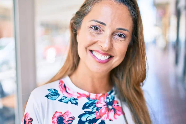 Jonge Latino Vrouw Glimlachen Gelukkig Staan Stad — Stockfoto