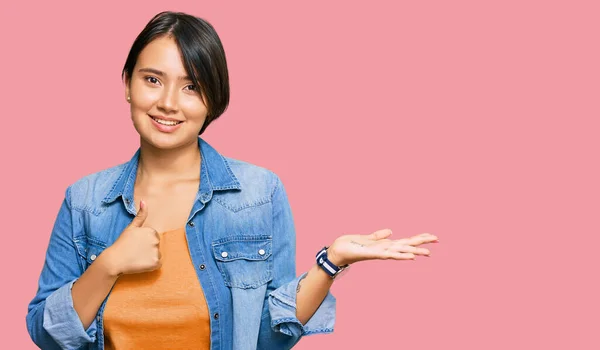 Mulher Hispânica Bonita Nova Com Cabelo Curto Vestindo Jaqueta Ganga — Fotografia de Stock