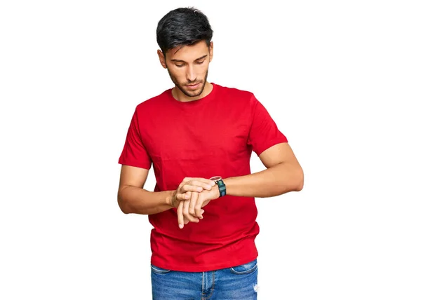 Joven Hombre Guapo Con Camiseta Roja Casual Comprobando Hora Reloj — Foto de Stock