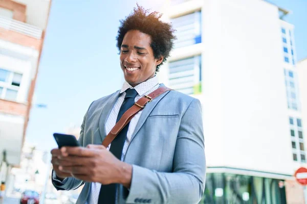 Joven Empresario Afroamericano Vistiendo Traje Sonriendo Feliz Pie Con Sonrisa —  Fotos de Stock