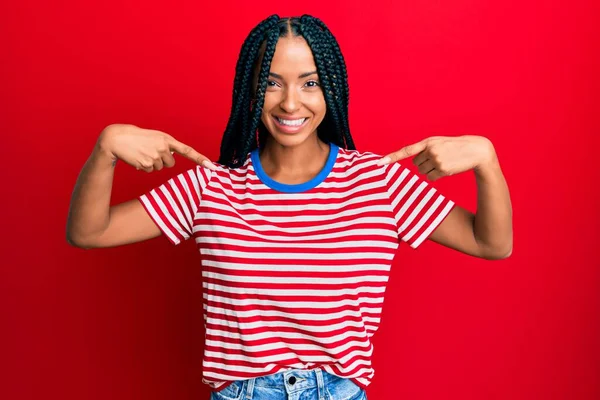 Hermosa Mujer Hispana Vestida Con Ropa Casual Que Confiada Con —  Fotos de Stock