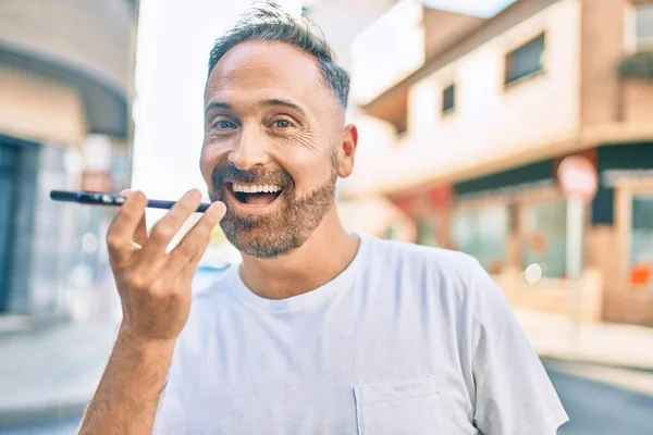 Schöner Mann Mittleren Alters Lächelt Glücklich Und Sendet Sprachnachricht Smartphone — Stockfoto