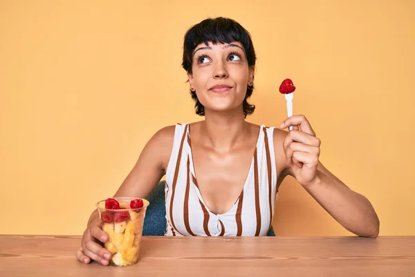 Mulher Morena Bonita Comendo Frutas Frescas Saudáveis Sorrindo Olhando Para — Fotografia de Stock