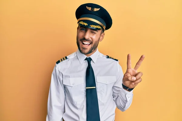 Stilig Latinamerikansk Man Klädd Flygplansuniform Leende Med Glada Ansikte Blinkar — Stockfoto