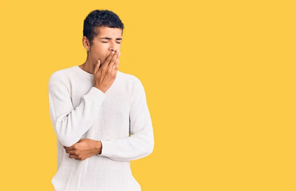 Jonge Afrikaans Amerikaanse Man Casual Kleding Verveeld Gapen Moe Bedekken — Stockfoto