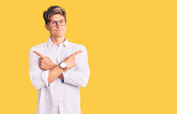 Mladý Pohledný Muž Obchodními Šaty Brýlemi Ukazujícími Obě Strany Prsty — Stock fotografie