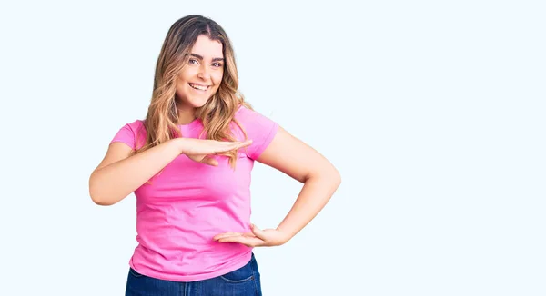 Jonge Blanke Vrouw Draagt Sportkleding Gebaar Met Handen Tonen Grote — Stockfoto