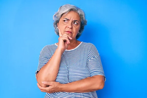 Ältere Hispanische Grauhaarige Frau Lässiger Kleidung Ernstes Gesicht Das Mit — Stockfoto