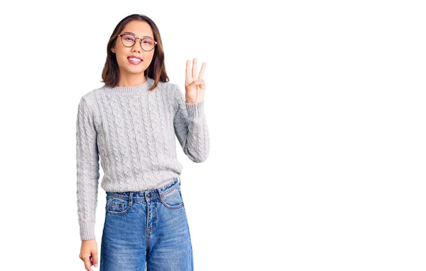 Menina Chinesa Bonita Nova Vestindo Roupas Casuais Mostrando Apontando Para — Fotografia de Stock