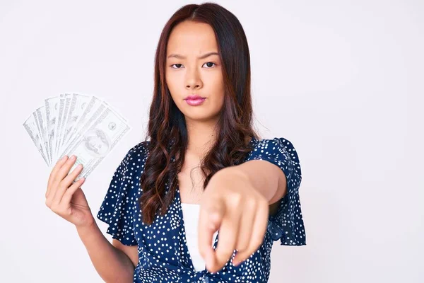 Jovem Menina Chinesa Bonita Segurando Dólares Apontando Com Dedo Para — Fotografia de Stock