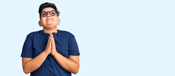 Niño Pequeño Vistiendo Ropa Casual Gafas Mendigando Rezando Con Las —  Fotos de Stock