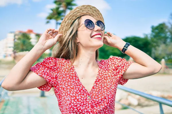 Młoda Blondynka Wakacjach Uśmiechnięta Szczęśliwa Spacerując Plaży — Zdjęcie stockowe