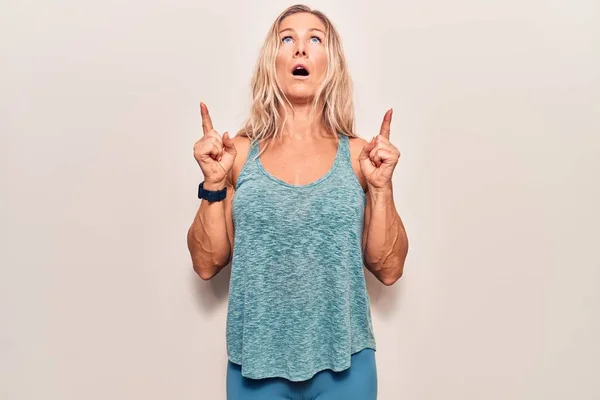 Middle Age Caucasian Blonde Woman Wearing Sportswear Amazed Surprised Looking — Stock Photo, Image