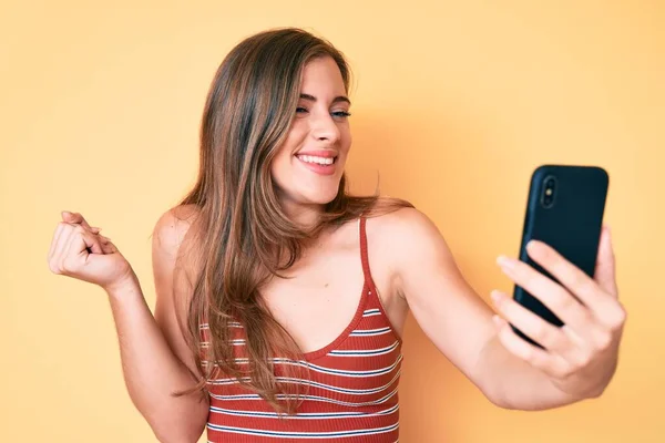Krásná Mladá Běloška Fotit Selfie Smartphonem Křičí Hrdě Slaví Vítězství — Stock fotografie