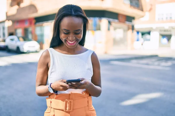 Joven Mujer Afroamericana Sonriendo Feliz Usando Smartphone Ciudad — Foto de Stock