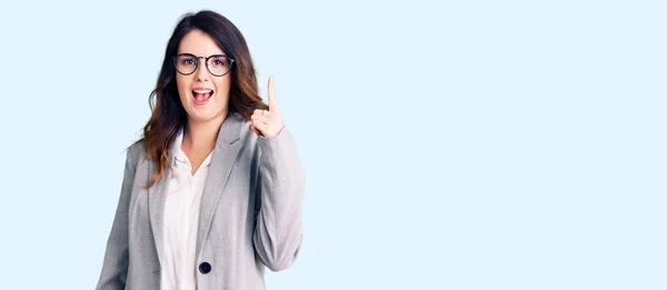 Schöne Junge Brünette Frau Businesskleidung Und Brille Mit Erhobenem Zeigefinger — Stockfoto