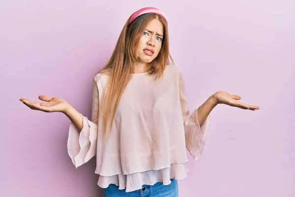 Güzel Genç Sarışın Bir Kadın Gündelik Tişört Giyiyor Diyabetten Bihaber — Stok fotoğraf
