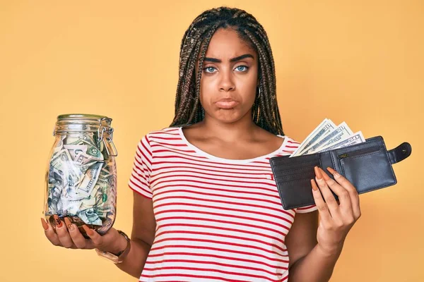 Mujer Afroamericana Joven Con Trenzas Con Frasco Ahorros Billetera Con —  Fotos de Stock