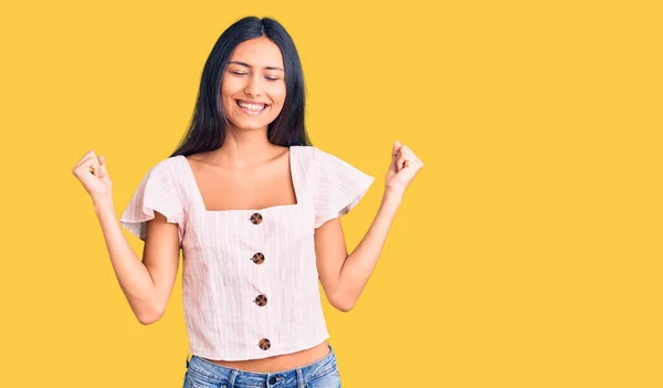 Menina Latina Bonita Jovem Vestindo Roupas Casuais Muito Feliz Animado — Fotografia de Stock