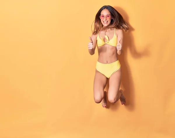 Joven Hermosa Chica Con Bikini Gafas Sol Sonriendo Feliz Saltar — Foto de Stock