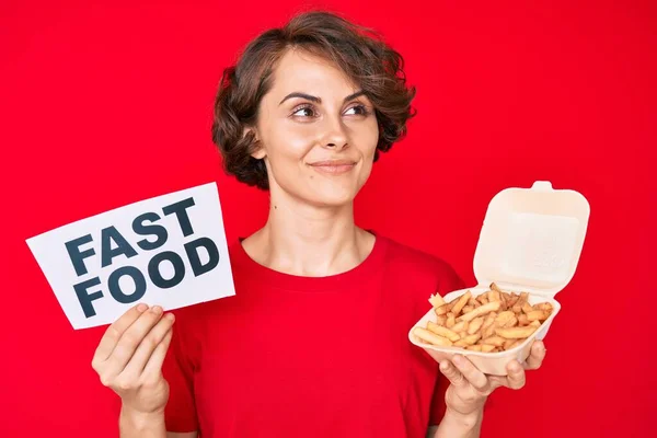 Mulher Hispânica Jovem Segurando Batata Frita Banner Fast Food Sorrindo — Fotografia de Stock