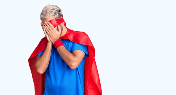 Jovem Loiro Vestindo Super Herói Custome Com Expressão Triste Cobrindo — Fotografia de Stock