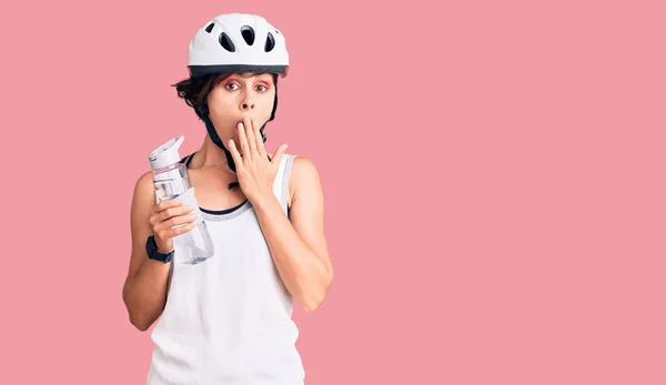 Beautiful Young Woman Short Hair Wearing Bike Helmet Holding Water — Stock Photo, Image