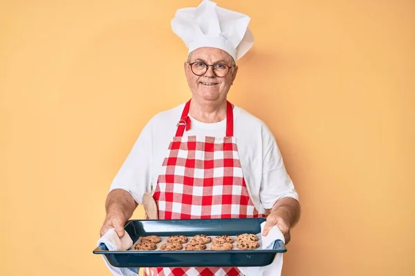 Ein Älterer Grauhaariger Mann Bäckeruniform Hält Selbstgebackene Plätzchen Lächelnd Mit — Stockfoto