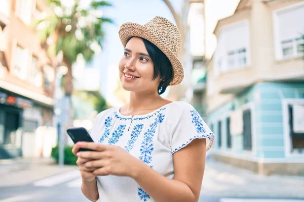Junge Lateinamerikanische Touristin Urlaub Lächelt Glücklich Mit Smartphone Der Stadt — Stockfoto