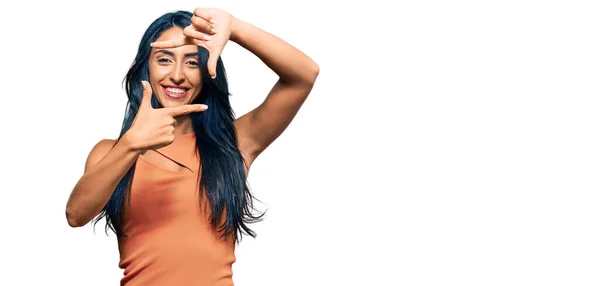 Mooie Latijns Amerikaanse Vrouw Draagt Zomer Jurk Glimlachende Maken Frame — Stockfoto