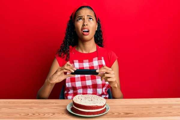 Chica Afroamericana Joven Con Delantal Panadero Haciendo Foto Pastel Zanahoria —  Fotos de Stock