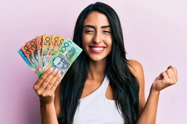 Belle Femme Hispanique Tenant Des Dollars Australiens Criant Fier Célébrant — Photo