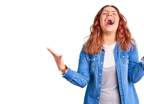 Mujer Latina Joven Usando Ropa Casual Loca Loca Gritando Gritando —  Fotos de Stock