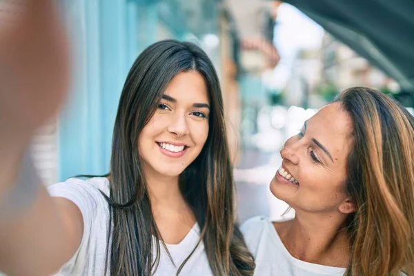 Hermosa Madre Hispana Hija Sonriendo Feliz Haciendo Selfie Por Cámara —  Fotos de Stock