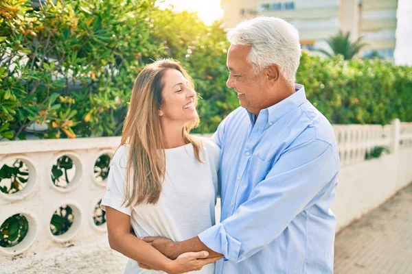 Pareja Hispana Mediana Edad Sonriendo Feliz Abrazándose Paseo Marítimo —  Fotos de Stock