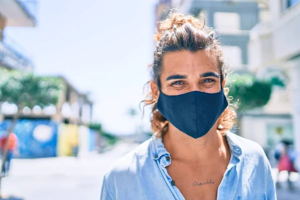 Junger Schöner Hispanischer Mann Mit Coronavirus Schutzmaske Spaziert Durch Die — Stockfoto