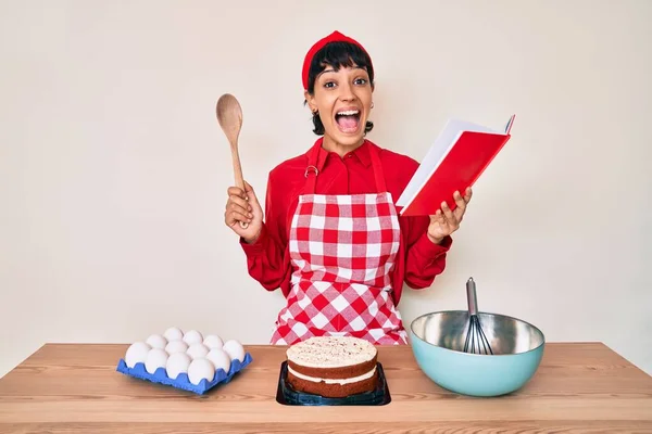 Piękna Brunetka Kobieta Gotowanie Ciasto Czytanie Przepisów Książki Świętowanie Szalony — Zdjęcie stockowe