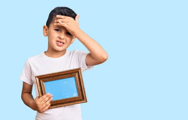 Piccolo Ragazzo Carino Che Tiene Vuoto Telaio Stressato Frustrato Con — Foto Stock