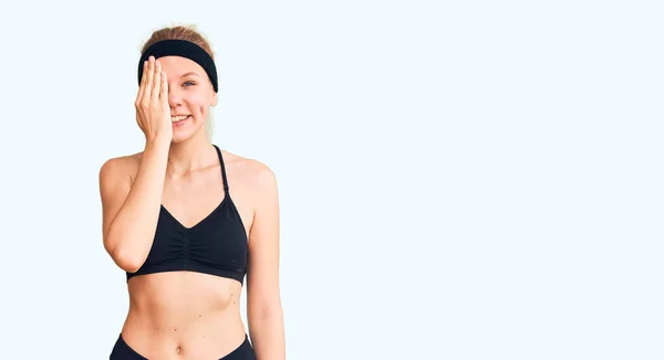 Jonge Mooie Blonde Vrouw Draagt Sportkleding Bedekken Een Oog Met — Stockfoto