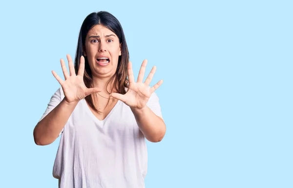 Junge Schöne Brünette Frau Trägt Legeres Shirt Angst Und Angst — Stockfoto