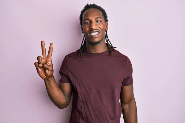 Hombre Afroamericano Con Trenzas Con Ropa Casual Sonriendo Con Cara —  Fotos de Stock