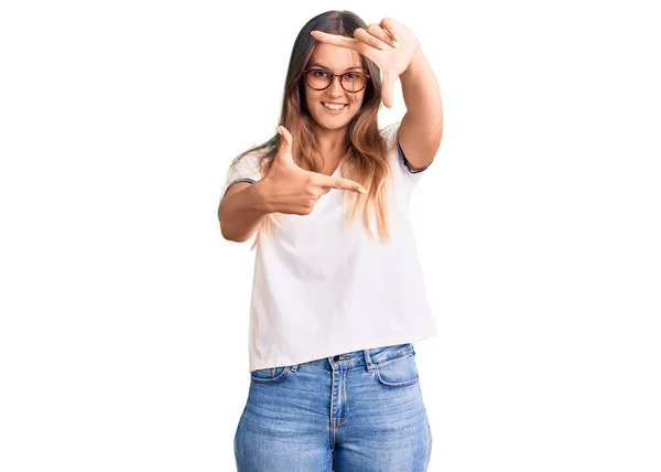 Hermosa Mujer Caucásica Vistiendo Ropa Casual Gafas Celebrando Logro Con — Foto de Stock