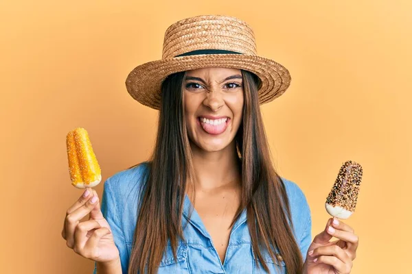 若いですヒスパニック女性身に着けています夏スタイル保持アイスクリームステッキング舌アウト幸せとともに面白い式 — ストック写真