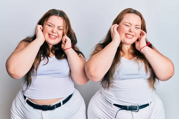 Size Caucasico Sorelle Donna Indossa Casual Vestiti Bianchi Che Coprono — Foto Stock