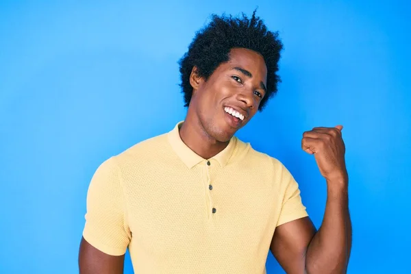 Bonito Homem Americano Africano Com Cabelo Afro Vestindo Roupas Casuais — Fotografia de Stock