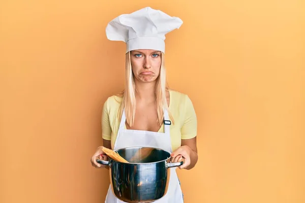 Młoda Blondynka Gotująca Spaghetti Przygnębiona Martwiąca Się Cierpienie Płacząca Wściekła — Zdjęcie stockowe