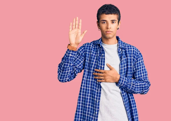 Ung Afrikansk Amercian Man Bär Casual Kläder Svär Med Handen — Stockfoto