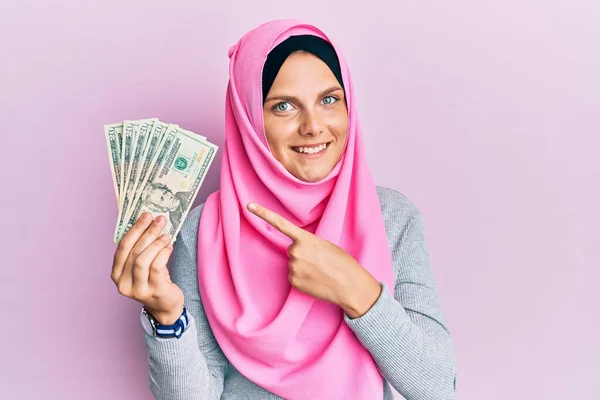 Νεαρή Λευκή Γυναίκα Που Φοράει Ισλαμική Μαντίλα Κρατώντας Χαρτονομίσματα Των — Φωτογραφία Αρχείου